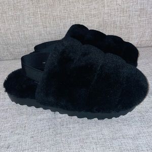 UGG WOMEN'S SUPER FLUFF SLIPPER - BLACK